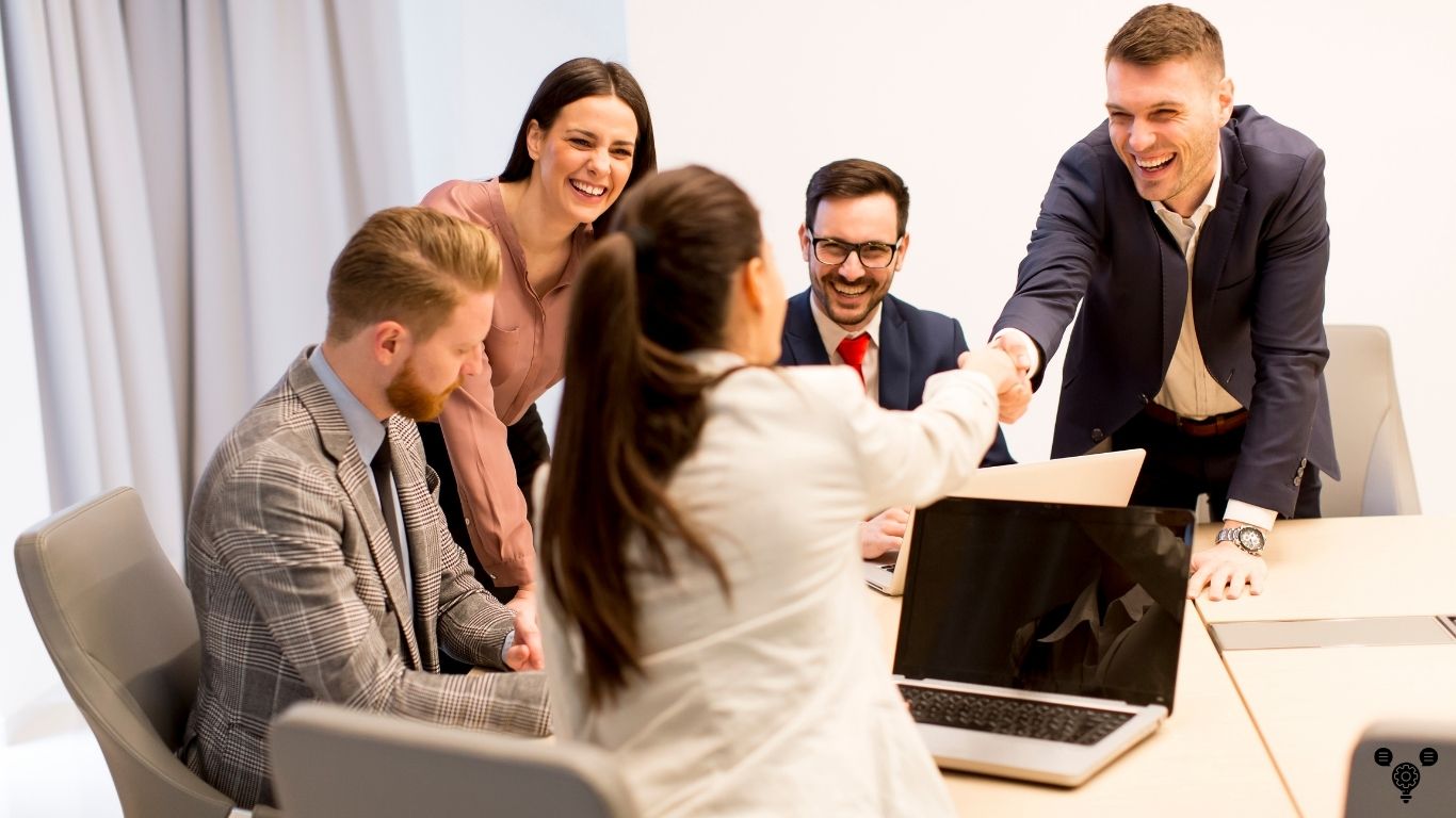 Equipo de Complemento Goga MX cerrando un acuerdo con un cliente